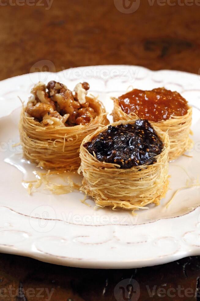 nido di Arabo dolci con uva gelatina, albicocca marmellata, castagne e miele foto