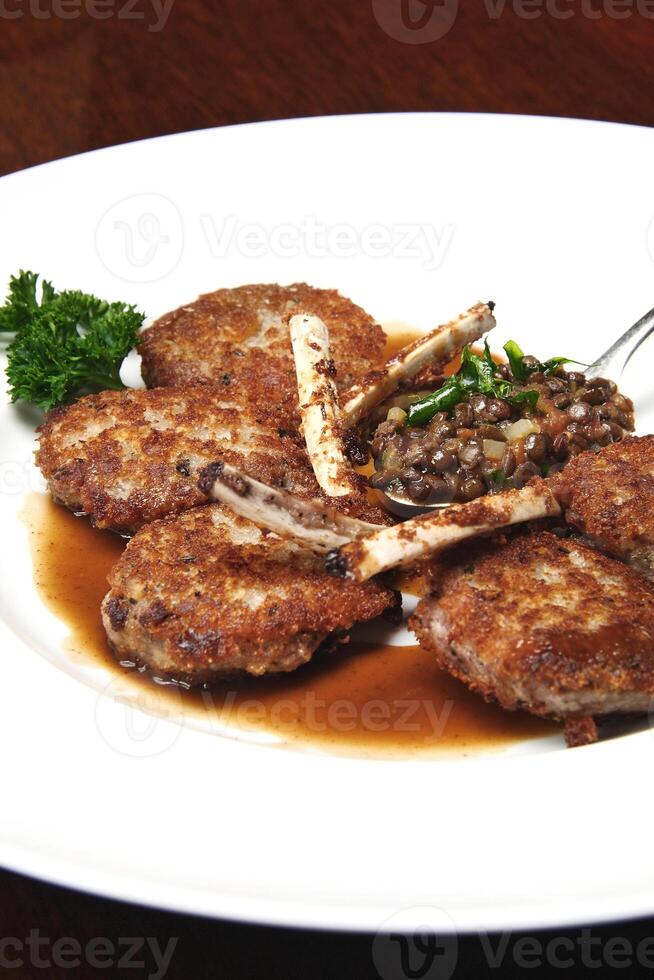 agnello chop con pane e lenticchia Crosta foto