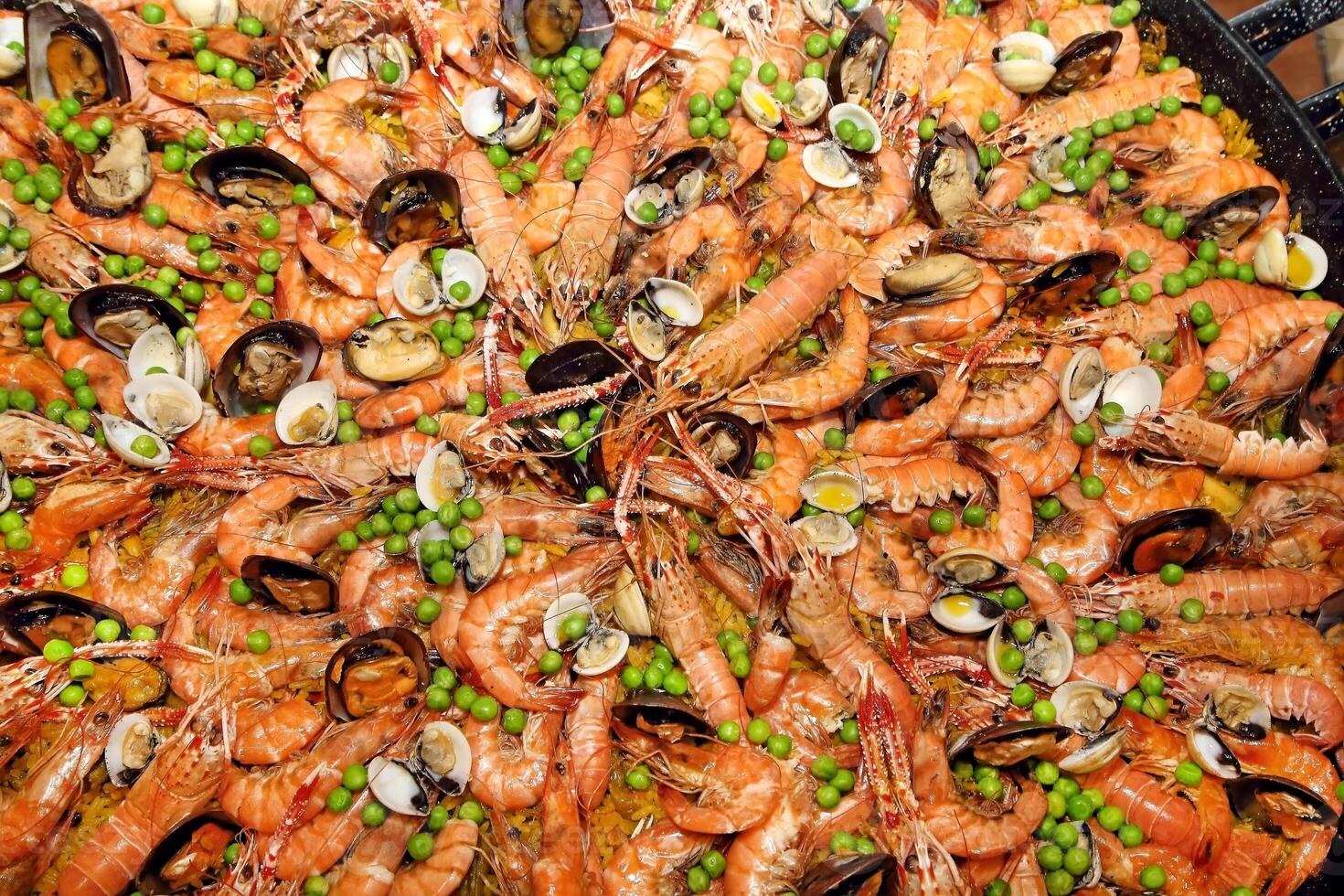 paella, classico spagnolo piatto con Riso, verdure e frutti di mare foto