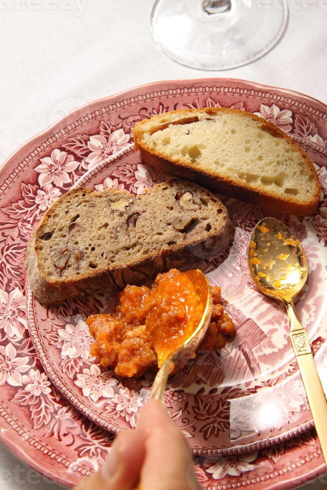 degustazione fatti in casa pane con salse e sottaceti foto