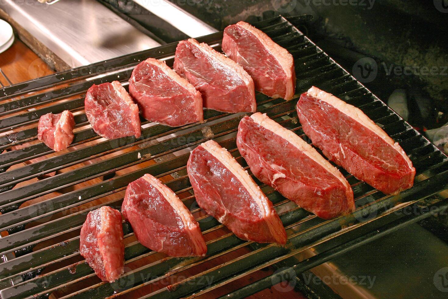 professionale macellaio insegnamento passo di passo Come per preparare picanha, un' brasiliano tagliare di carne foto