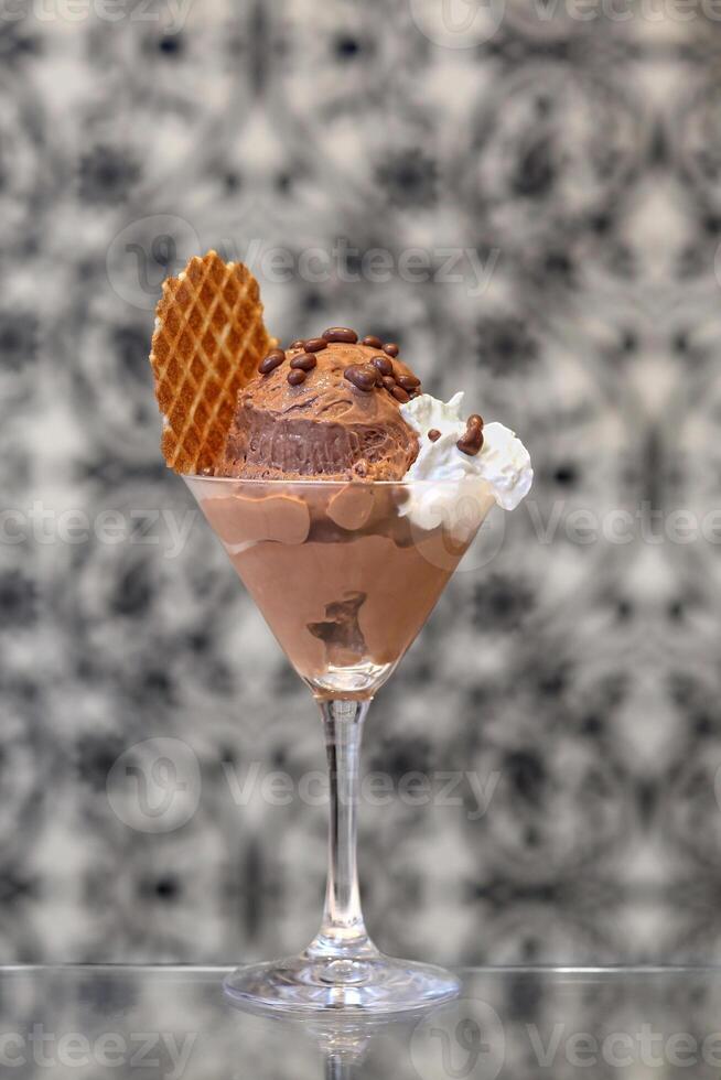 intenso latte cioccolato ghiaccio crema con frustato crema foto