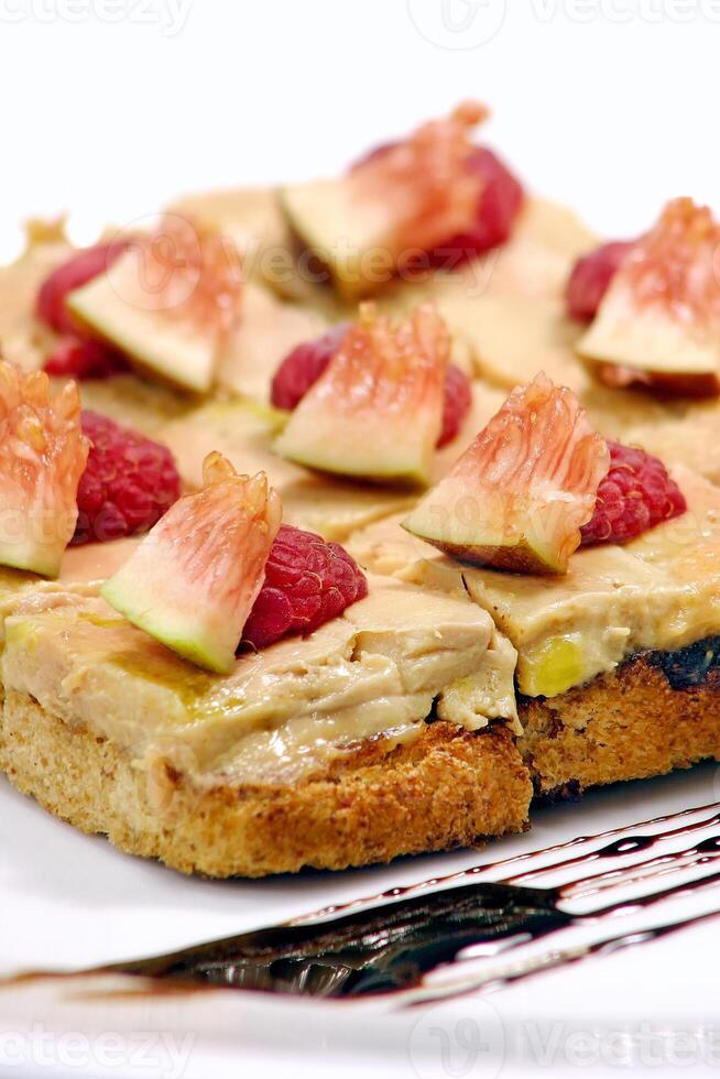 tostato pane canapè con paté e tritato fichi foto