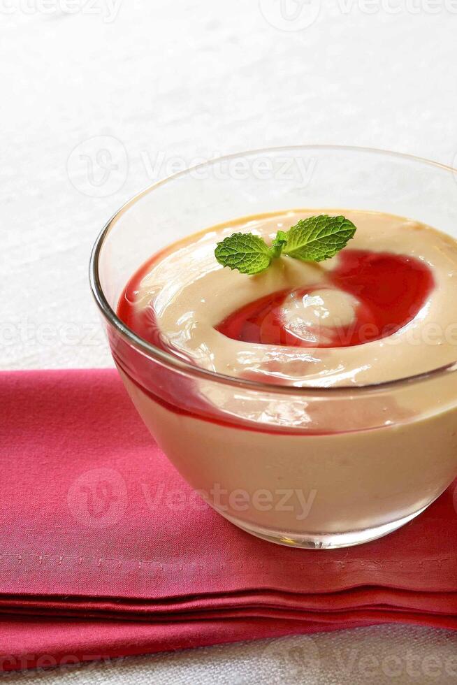 papaia crema con cassis liquore, brasiliano dolce foto