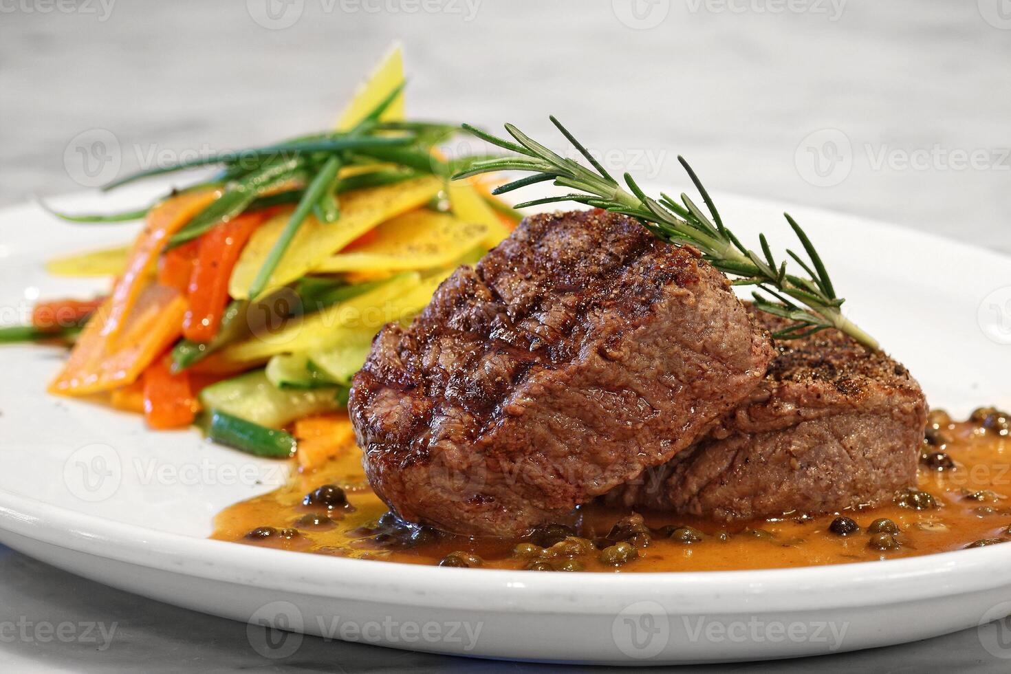 filetto au Poivre vert con verdura fette su piatto foto