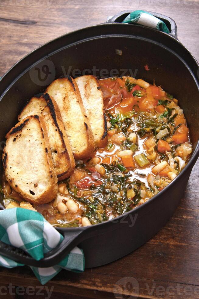 toscana Ribollita la minestra passo di passo con bianca fagioli, sedano, bietola, cipolle e oliva olio foto