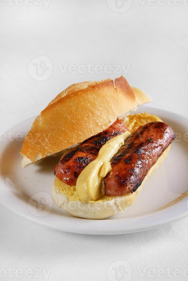 choripan, calabrese salsiccia Sandwich con mostarda su francese pane foto