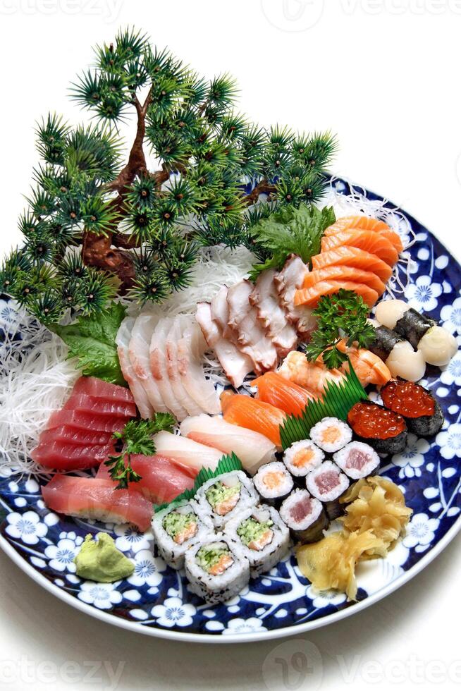 Sushi e sashimi combinazione, classico giapponese cucina foto