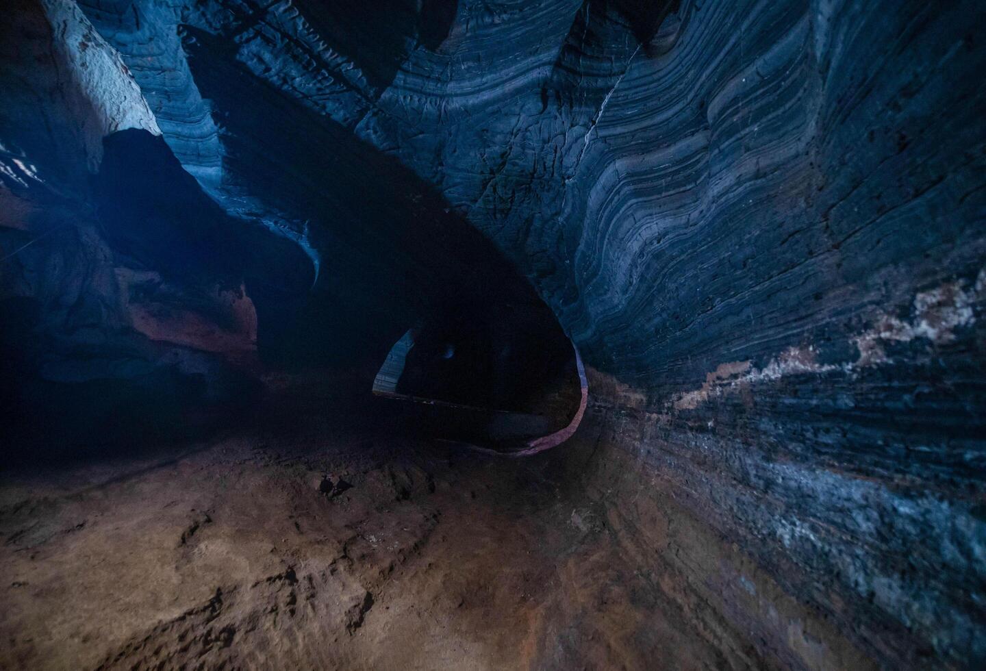 nascosto nel Tailandia, il blu grotta Caratteristiche un' naturale blu marmo colore modello su suo muri. foto