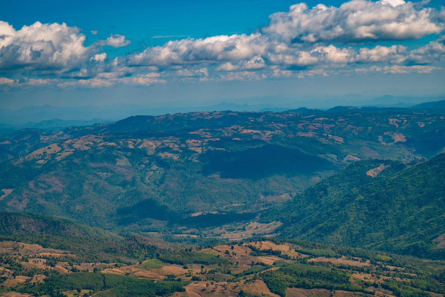 il sbalorditivo Visualizza nel foresta parco a partire dal un' turisti punto di vista come essi partire giù un' collina con sfondo di blu cielo, foresta pluviale, Tailandia. uccelli occhio Visualizza. aereo Visualizza. foto