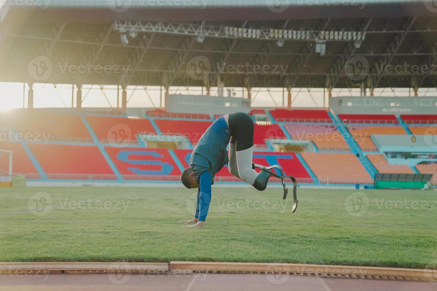 asiatico para-atleta corridore protesico gamba su il traccia solo al di fuori su un' stadio traccia paralimpico in esecuzione concetto. foto