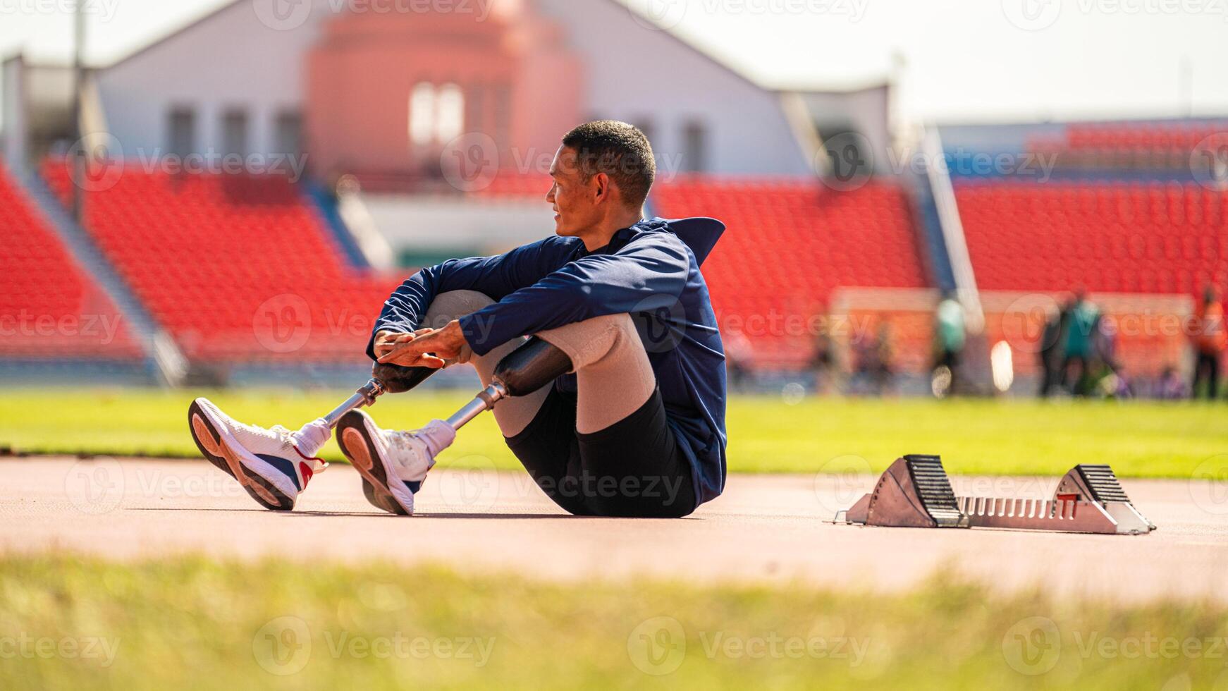 asiatico para-atleta corridore protesico gamba su il traccia solo al di fuori su un' stadio traccia paralimpico in esecuzione concetto. foto