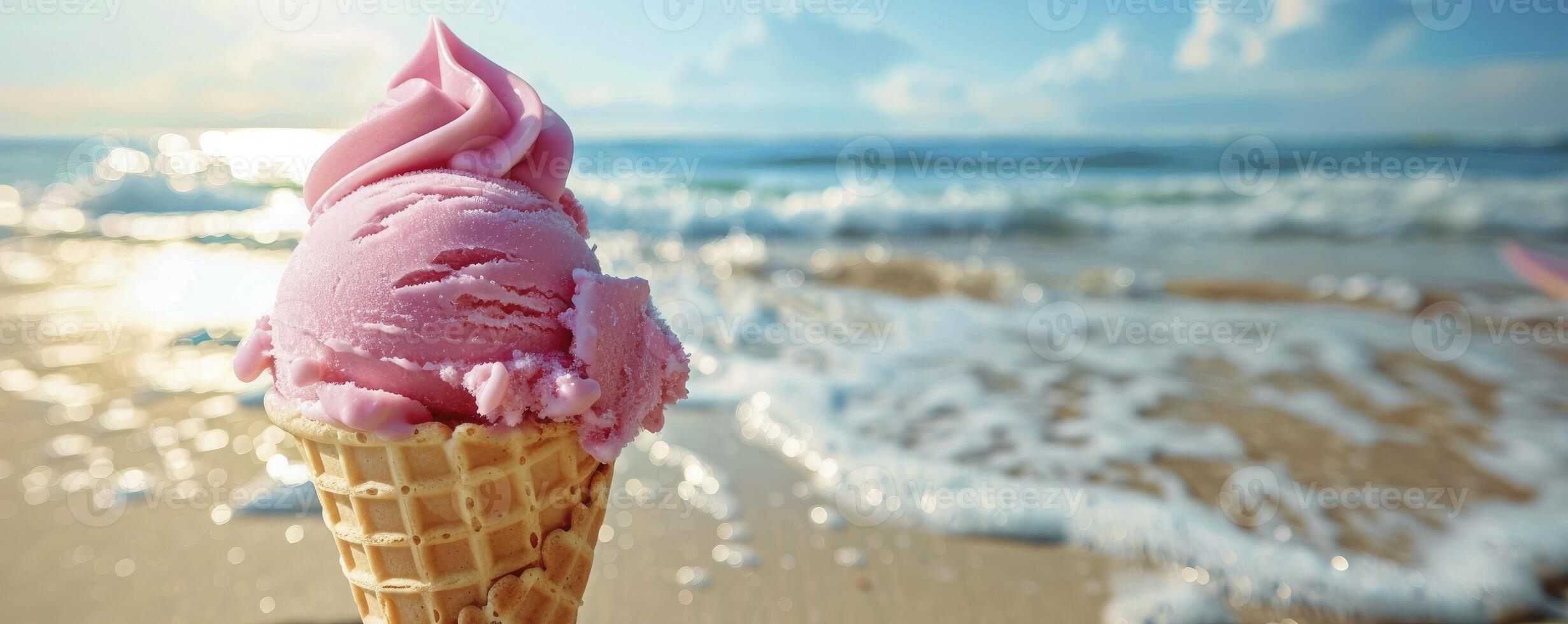 ghiaccio crema cono con rosa ghiaccio crema su il spiaggia, vicino su, spazio per testo o Prodotto nel il stile di copyspace foto