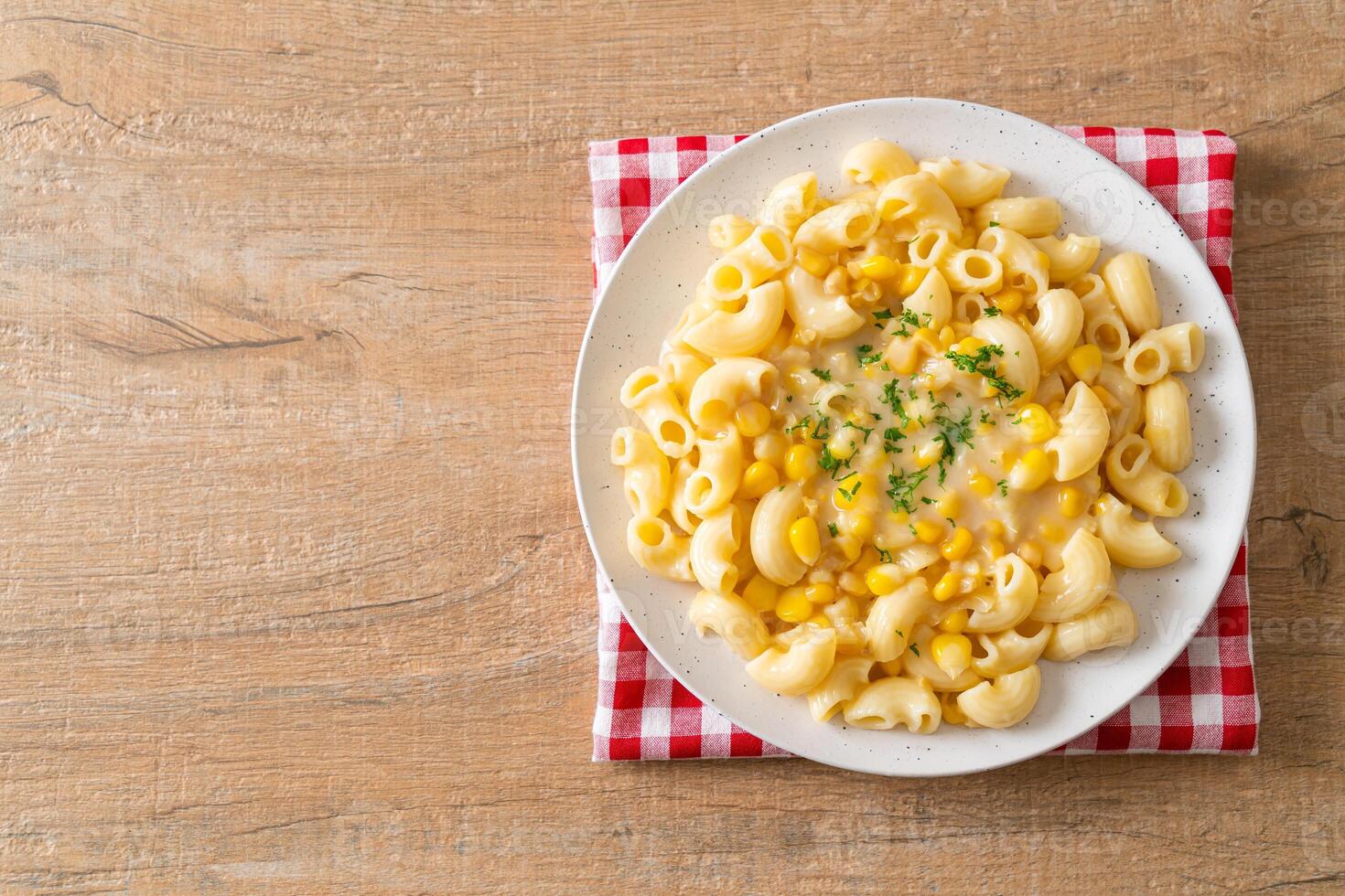 maccheroni cremoso Mais formaggio su piatto foto