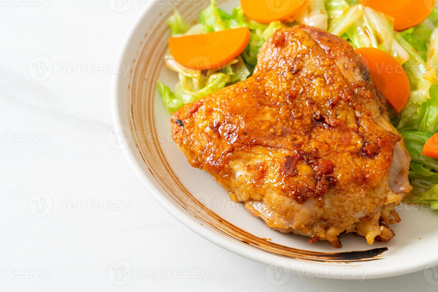 bistecca di pollo teppanyaki con cavolo e carota foto