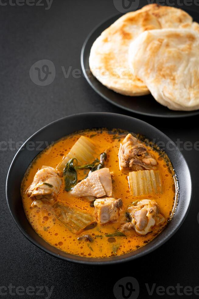 zuppa di pollo al curry con roti foto