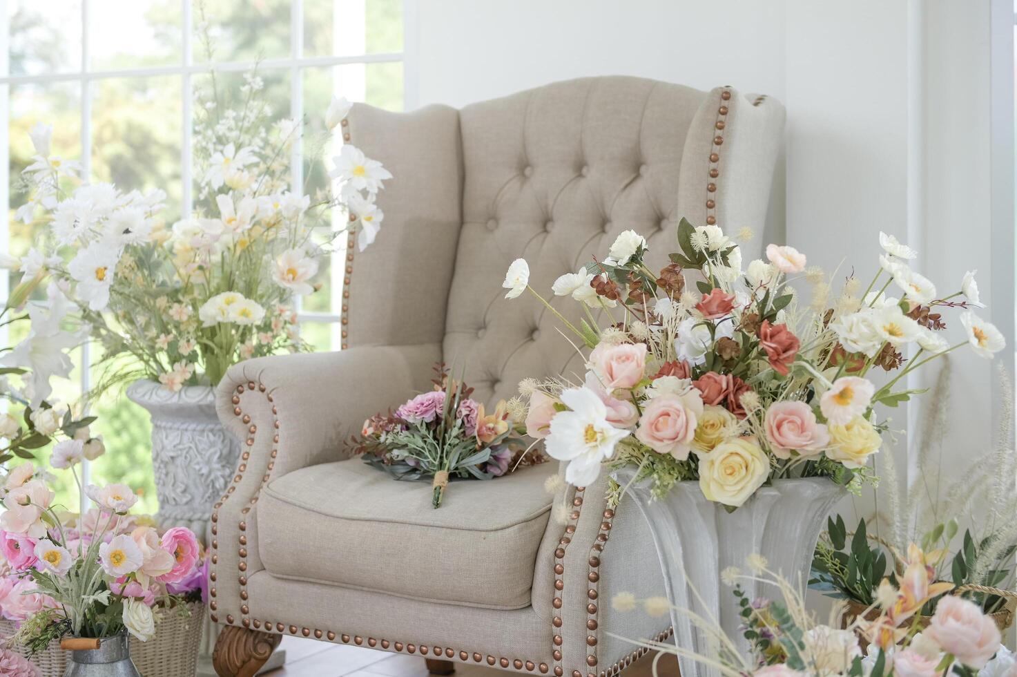 interno di poltrona decorato con bellissimo fiori per nozze cerimonia. foto