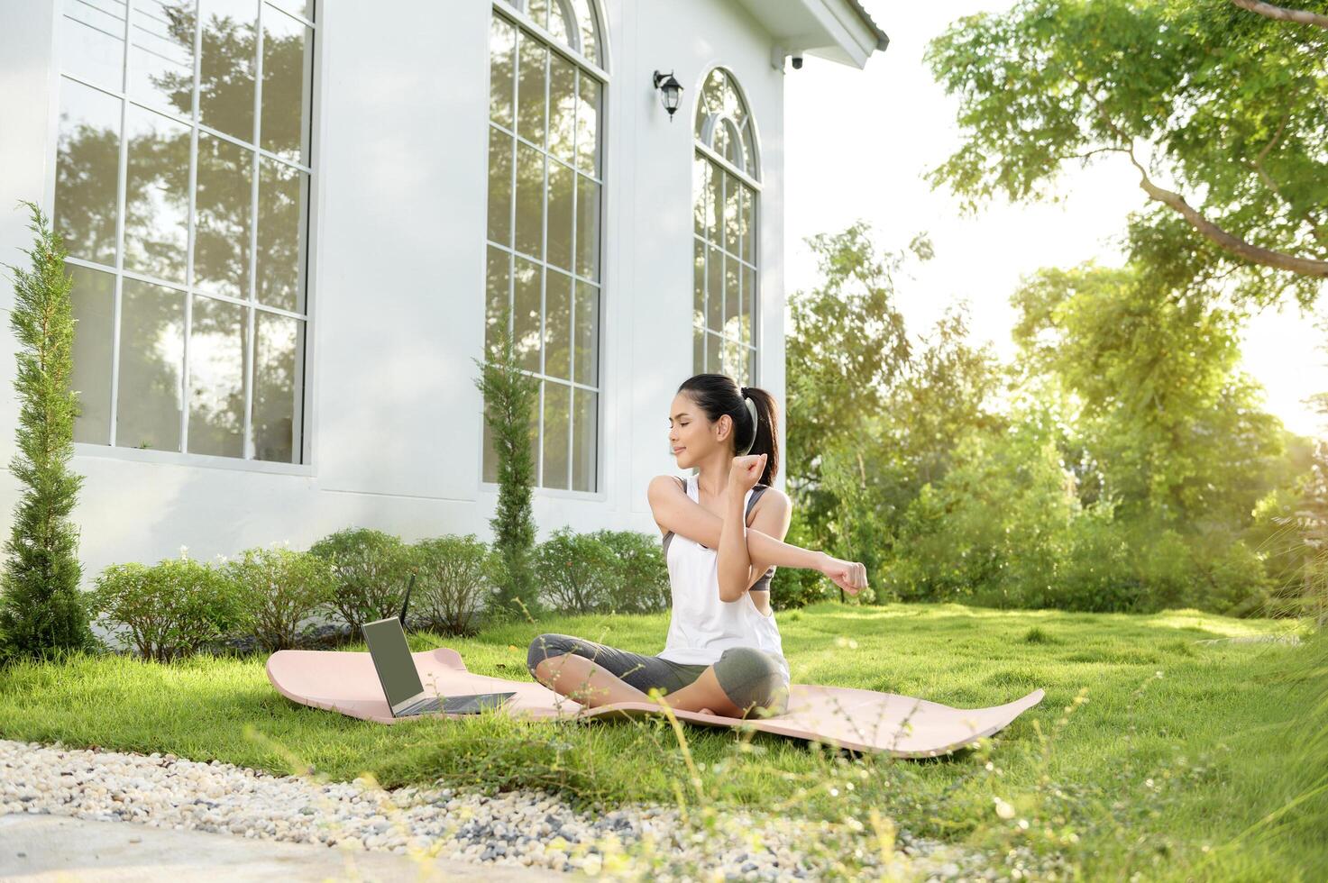 giovane donna nel abbigliamento sportivo fare meditazione pratica e yoga all'aperto, salutare stile di vita, mentale Salute concetto. foto