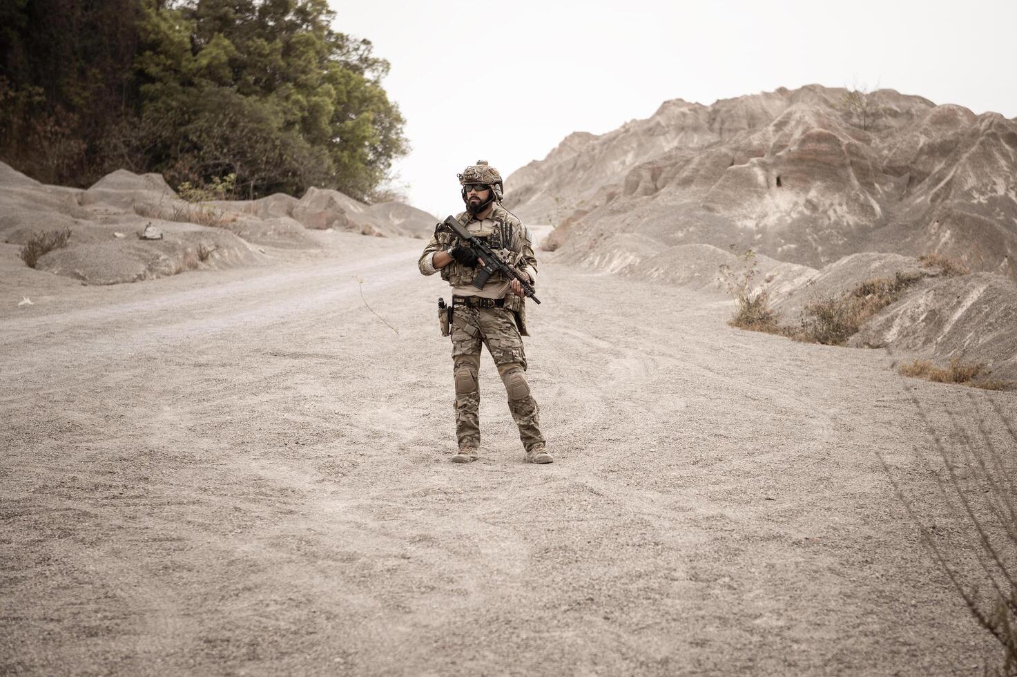 soldati nel camuffare uniformi mirando con loro fucili pronti per fuoco durante militare operazione nel il deserto soldati formazione nel un' militare operazione foto