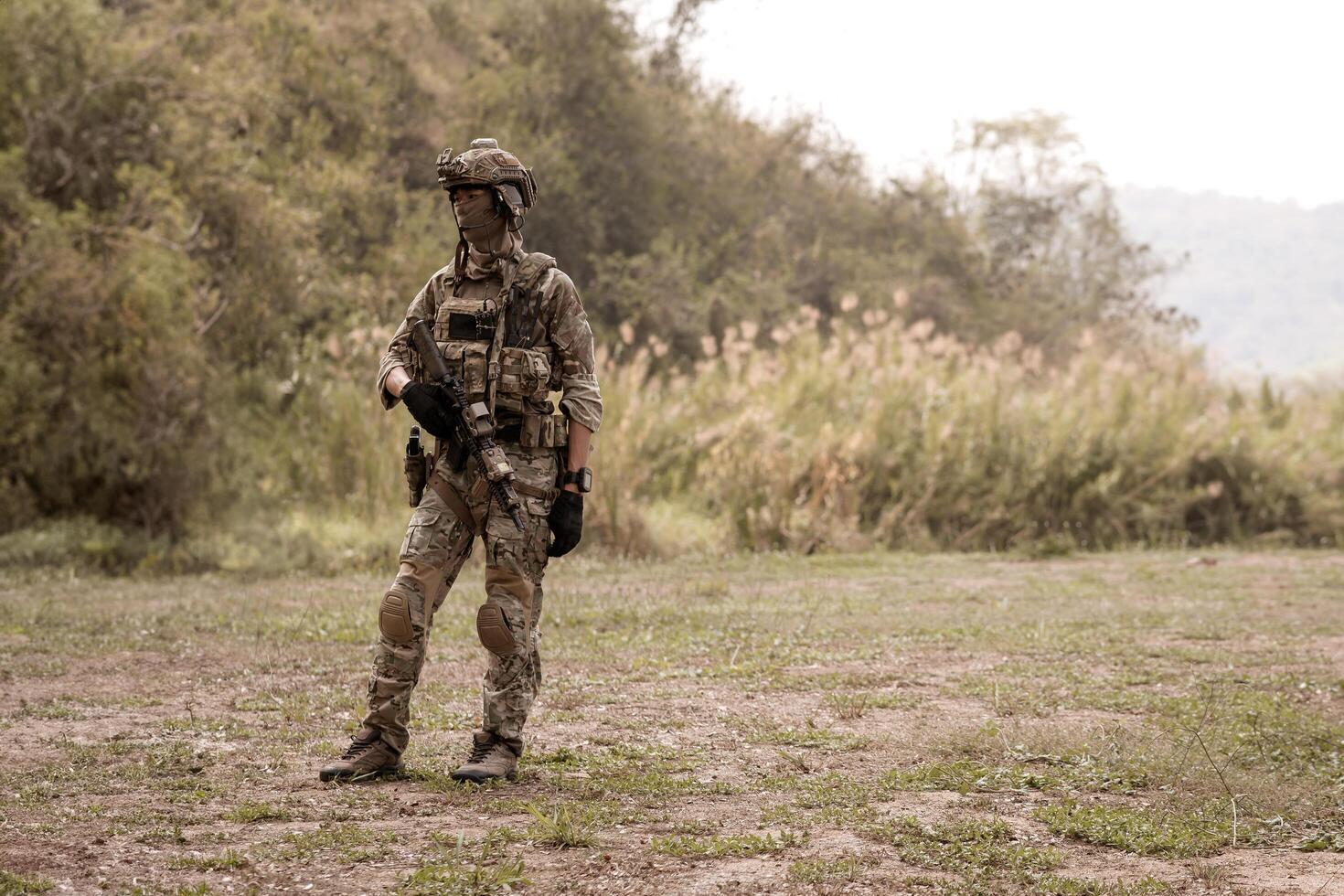 soldati nel camuffare uniformi mirando con loro fucili pronti per fuoco durante militare operazione nel il foresta soldati formazione nel un' militare operazione foto