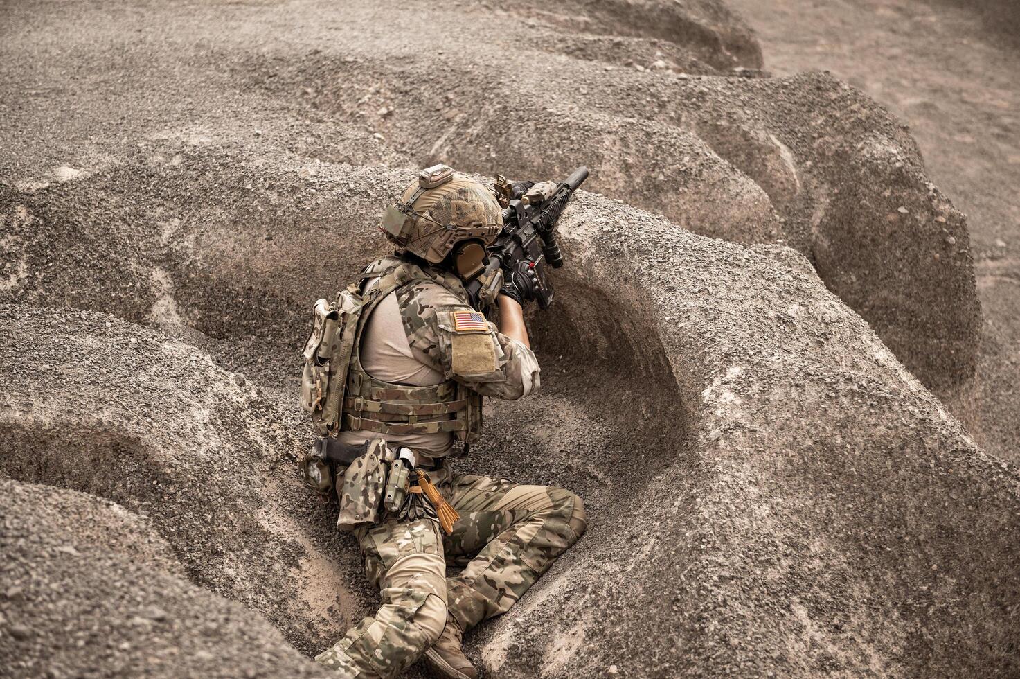 soldati nel camuffare uniformi mirando con loro fucili pronti per fuoco durante militare operazione nel il deserto soldati formazione nel un' militare operazione foto