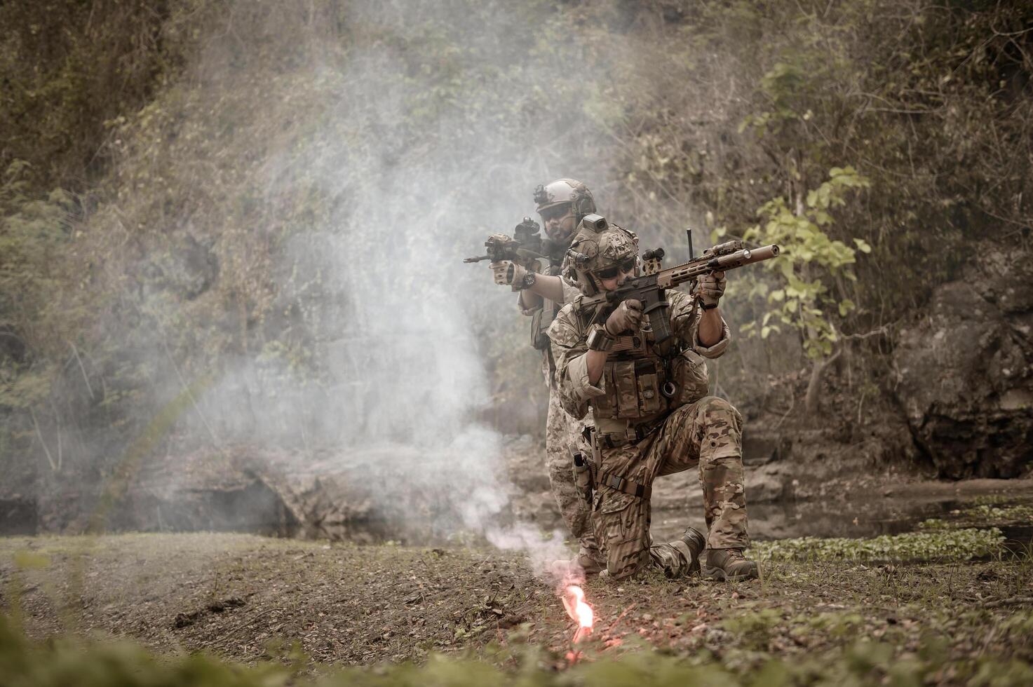 soldati nel camuffare uniformi mirando con loro fucili pronti per fuoco durante militare operazione nel il foresta soldati formazione nel un' militare operazione foto