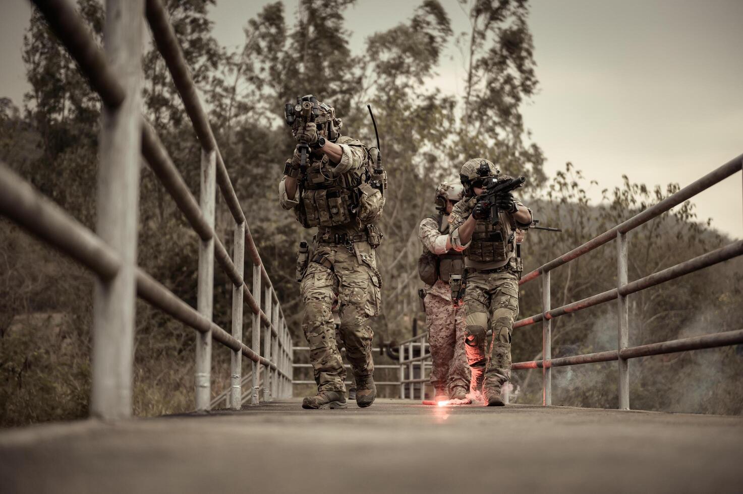 soldati nel camuffare uniformi mirando con loro fucili pronti per fuoco durante militare operazione nel il foresta soldati formazione nel un' militare operazione foto