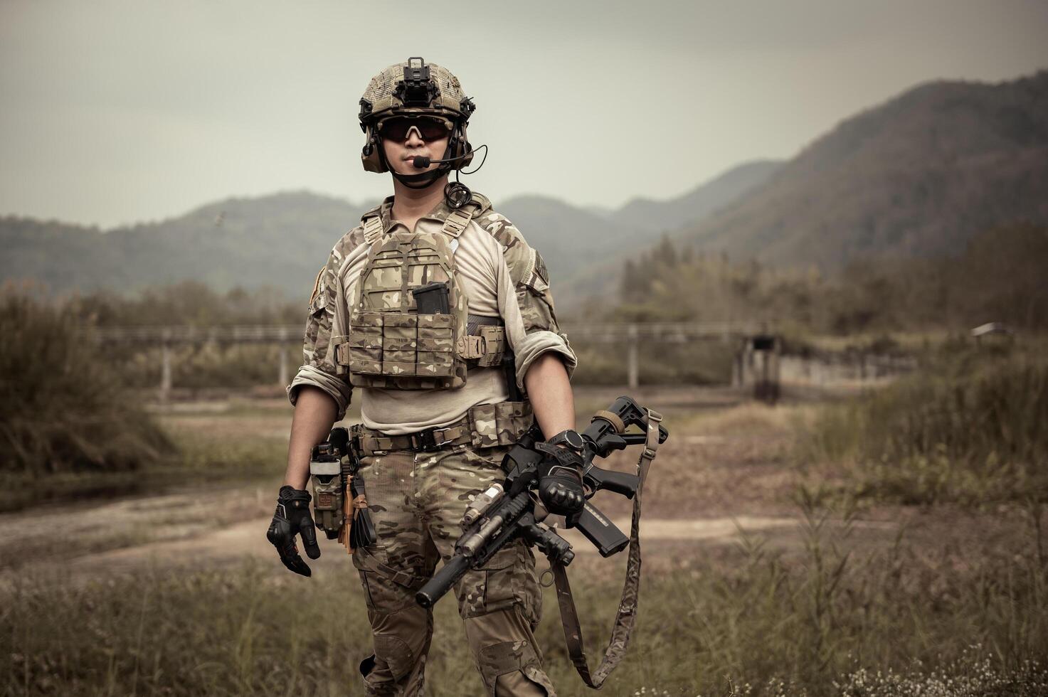 soldati nel camuffare uniformi mirando con loro fucili pronti per fuoco durante militare operazione nel il foresta soldati formazione nel un' militare operazione foto