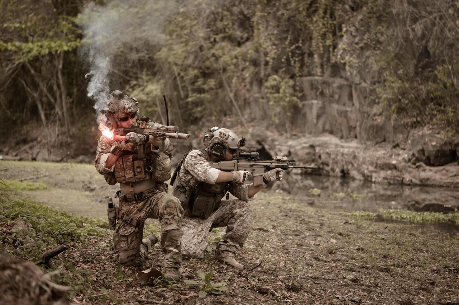 soldati nel camuffare uniformi mirando con loro fucili pronti per fuoco durante militare operazione nel il foresta soldati formazione nel un' militare operazione foto