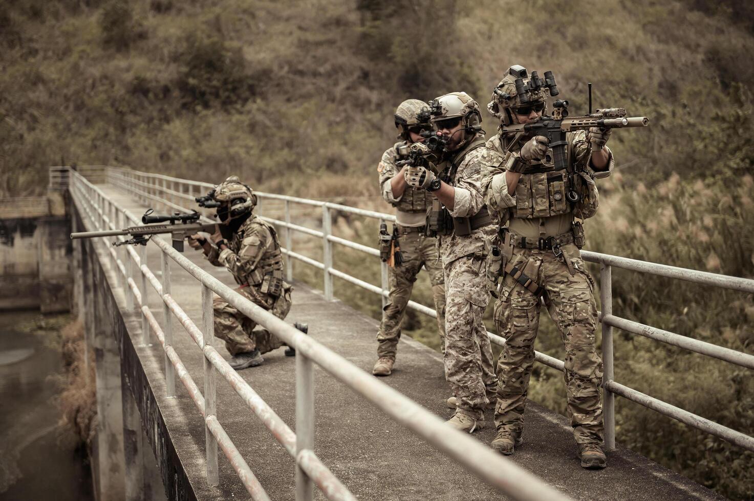 soldati nel camuffare uniformi mirando con loro fucili pronti per fuoco durante militare operazione nel il foresta soldati formazione nel un' militare operazione foto