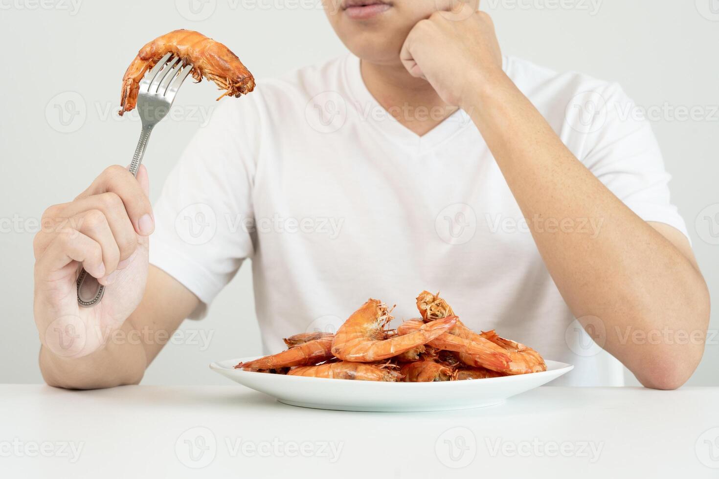 cibo allergie, uomini avere reazioni pizzicore e arrossamento dopo mangiare gamberetto, frutti di mare allergia, prurito, eruzione cutanea, addominale dolore, diarrea, il petto tenuta, incoscienza, Morte, acuto evitare allergie foto