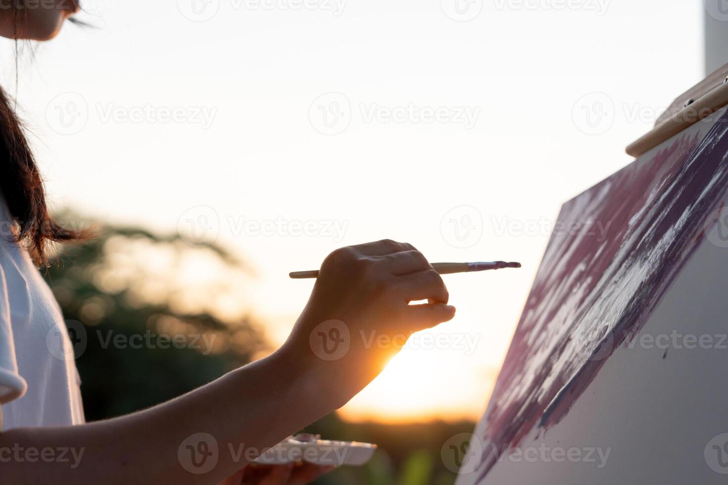 femmina Hobby di artista e uso pennello nel astratto arte per creare capolavoro. pittore dipingere con acquerelli o olio nel studio Casa. godere pittura come passatempo, ricreazione, ispirazione foto