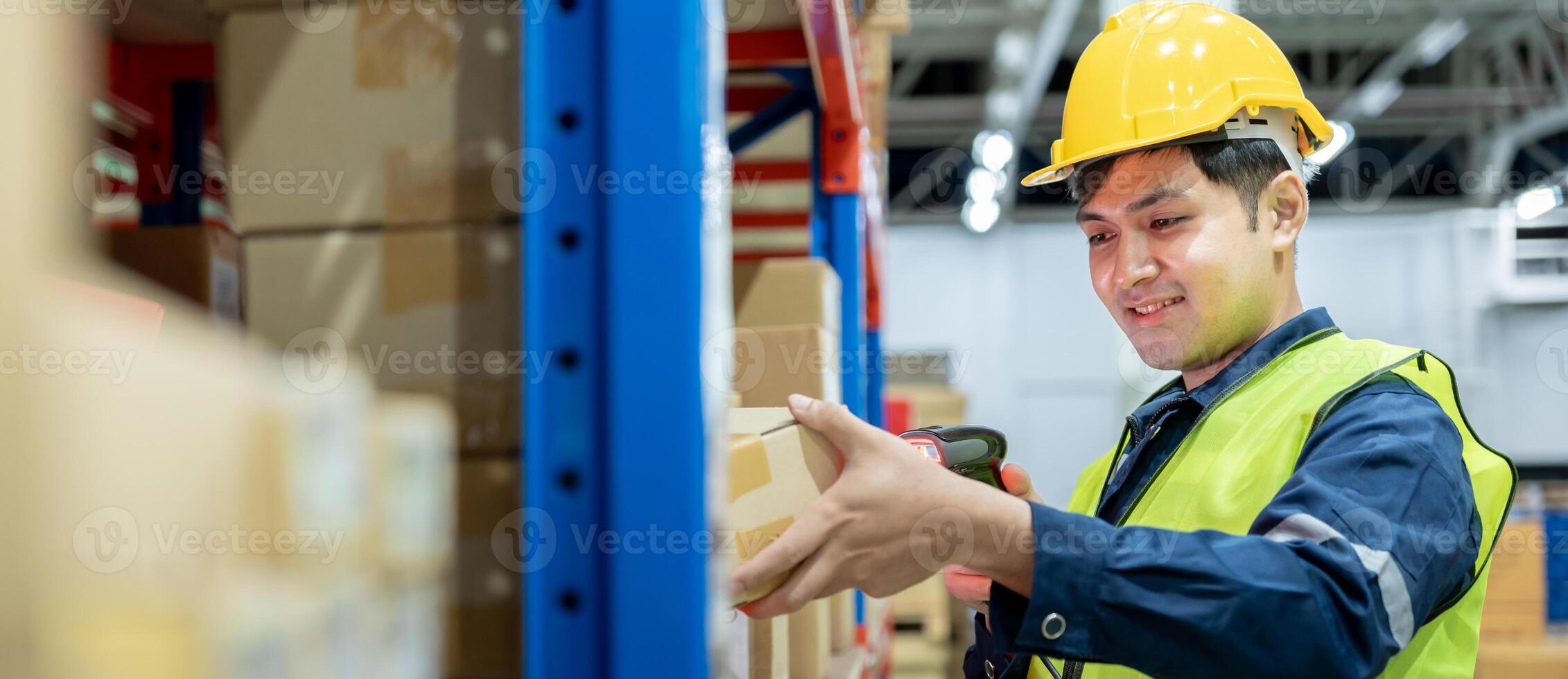 magazzino lavoratore raccogliere scatola merce nel inventario e dai un'occhiata azione Prodotto. trasporto logistica attività commerciale nave consegna per cliente. azione carta, conto di Materiale, ispezione, magazzino, Conservazione, fabbrica foto