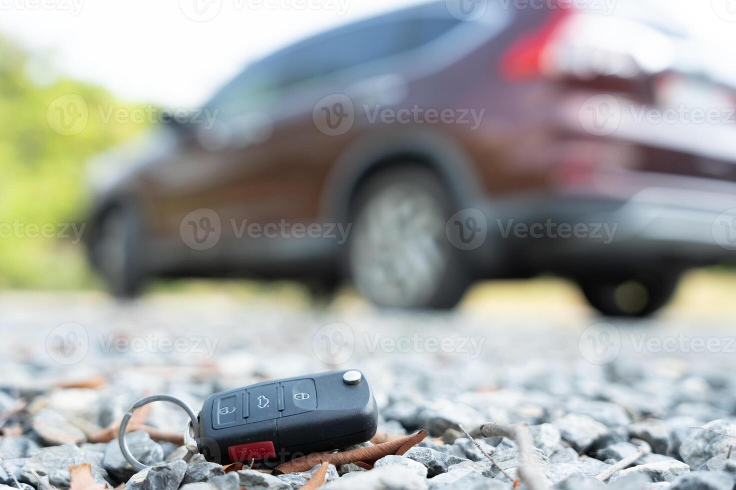 perso auto chiavi su il terra, auto chiavi caduto su il pavimento o autunno dire bugie su il strada casa davanti. a piedi lontano a partire dal perso auto chiave, può non trasporto, esprimere, corsa volta, sprecato volta, emergenza foto