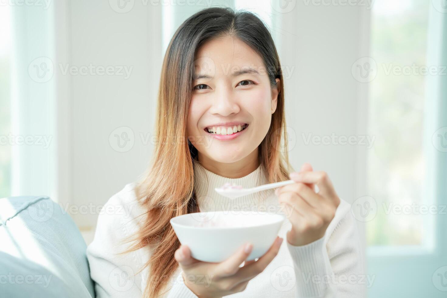 salutare cibo. bellissimo femmina ragazza godere mangiare Yogurt, muesli, fresco frutta su prima colazione Salute nel Casa. contento giovane donna Sorridi su mattina bene emozione. dieta, disintossicazione, dieta, pulito mangiare, vegetariano foto