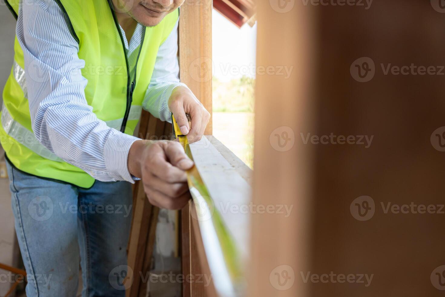 ispettore o ingegnere è ispezionando costruzione e qualità garanzia dai un'occhiata dimensione di Casa di utilizzando un' nastro misurazione. ingegneri o architetti o contattore opera per costruire il Casa prima vendere. foto