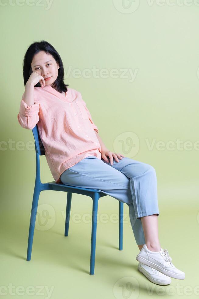 foto di giovane asiatico donna su sfondo
