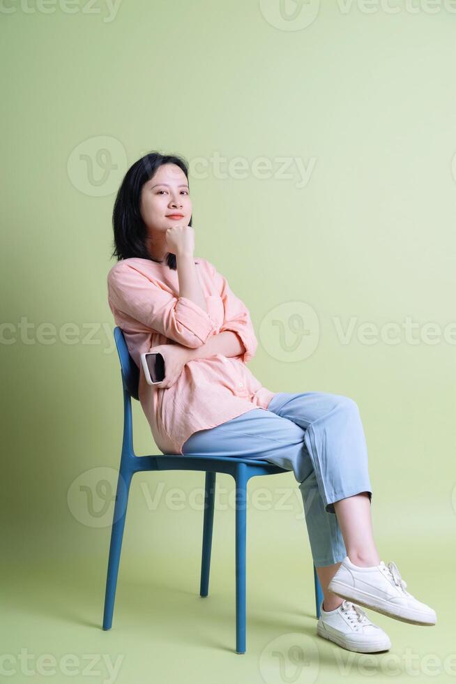 foto di giovane asiatico donna su sfondo