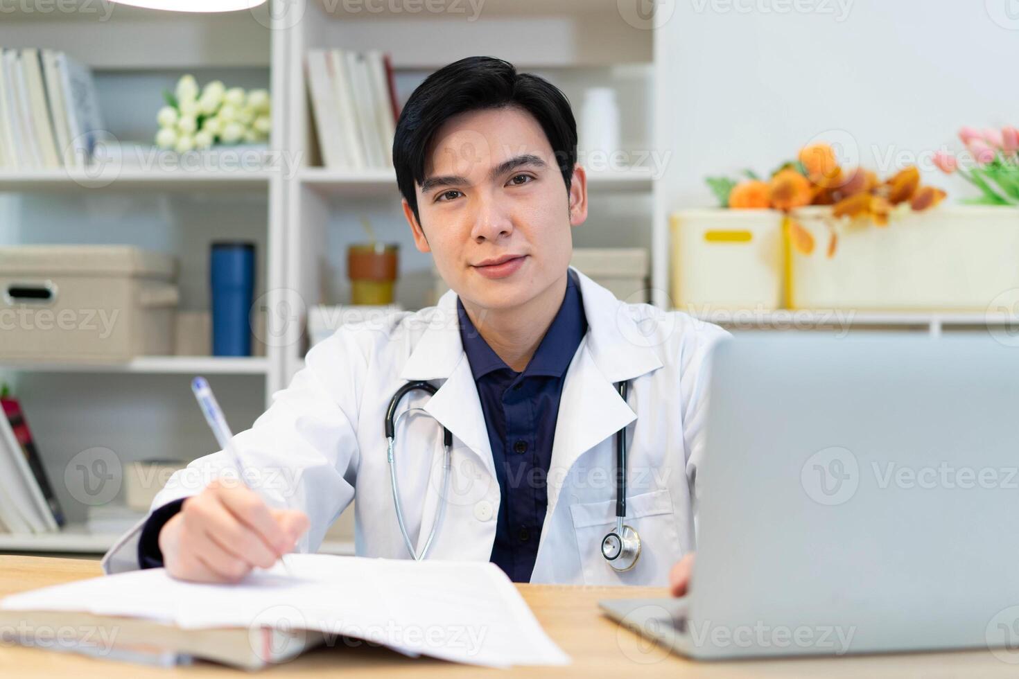 foto di giovane asiatico maschio medico Lavorando a ufficio