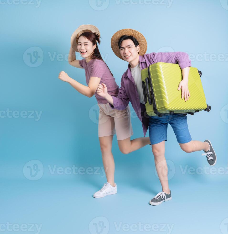 giovane asiatico coppia su blu sfondo foto