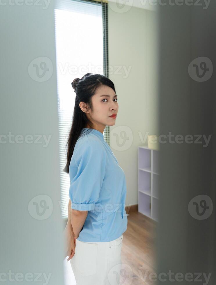 giovane asiatico donna a casa foto