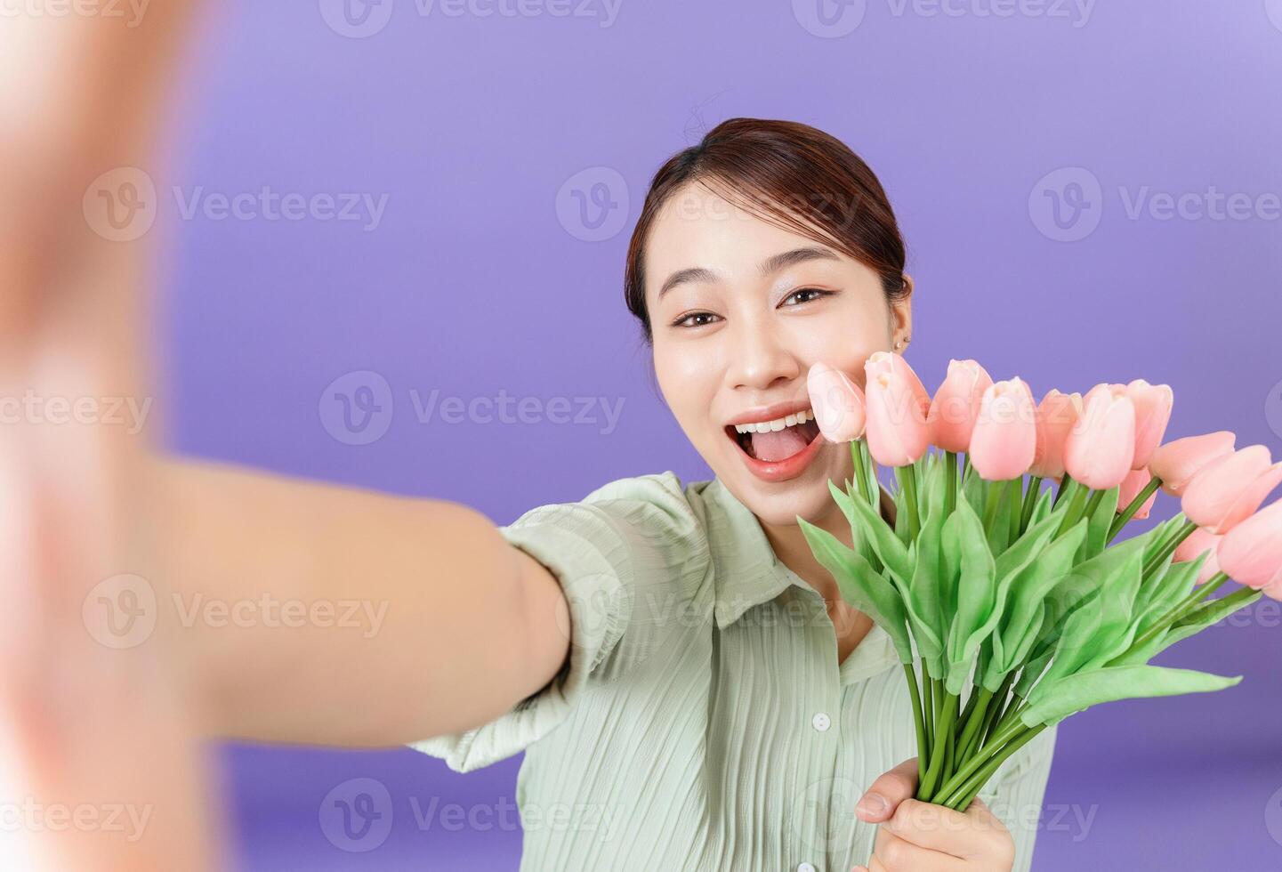 foto di giovane asiatico donna su viola sfondo