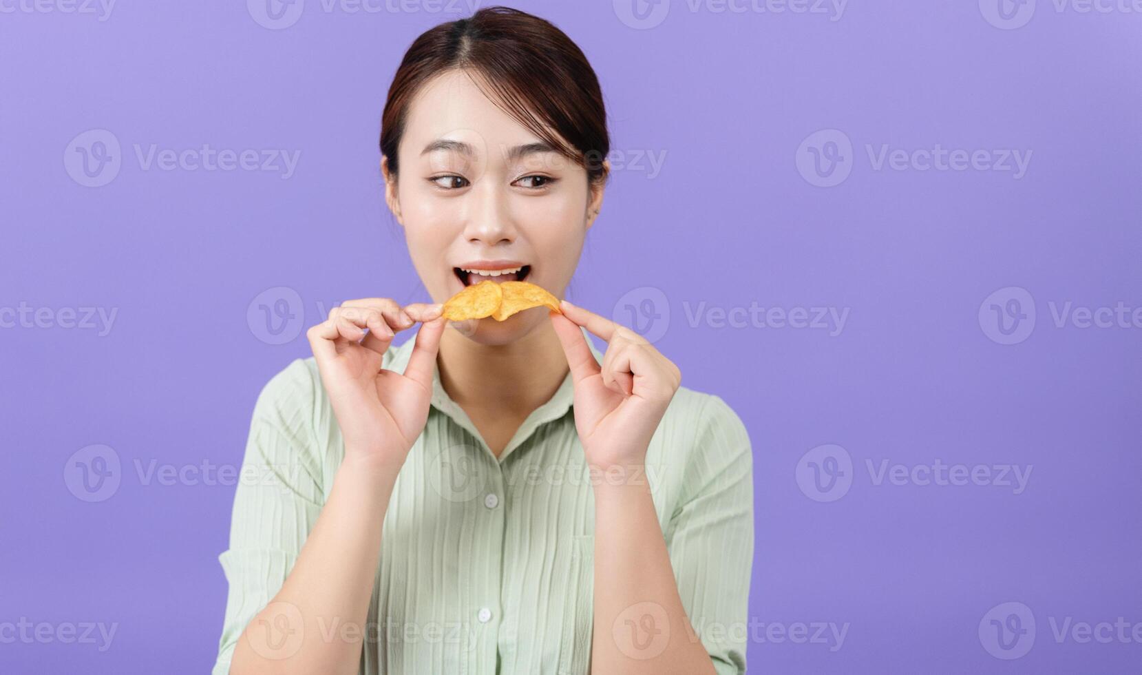 foto di giovane asiatico donna su viola sfondo