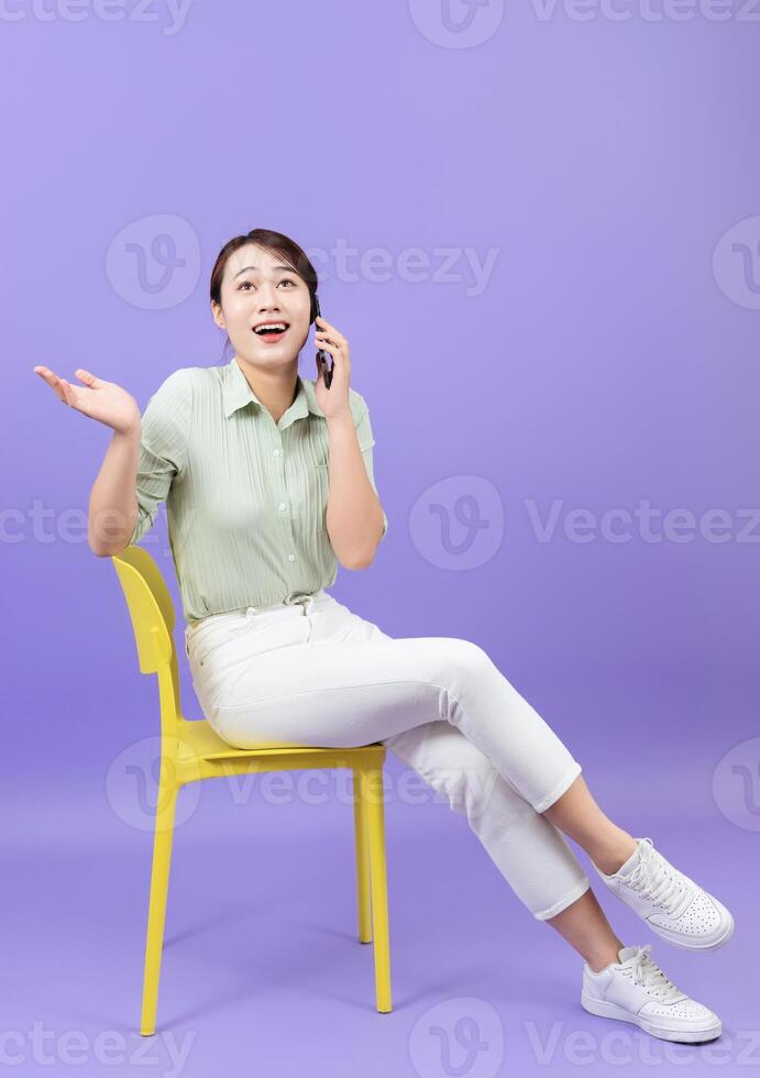 foto di giovane asiatico donna su viola sfondo