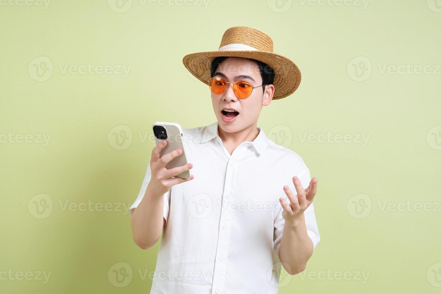 foto di giovane asiatico uomo su verde sfondo