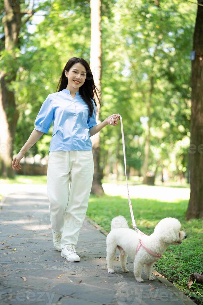 foto di giovane asiatico ragazza con sua cane