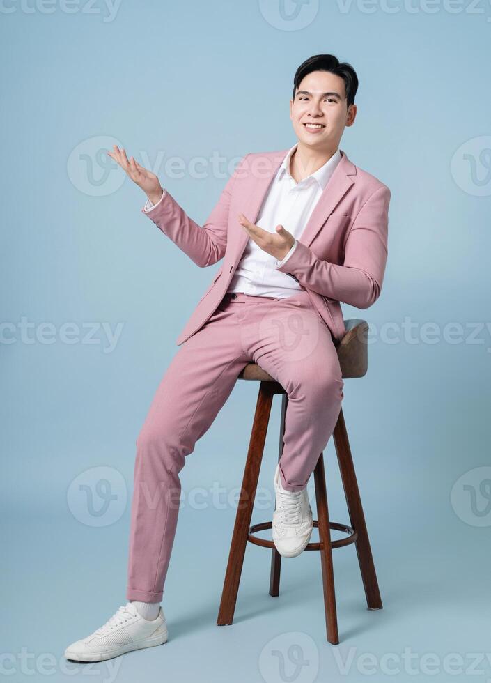foto di giovane asiatico uomo d'affari indossare rosa completo da uomo su sfondo