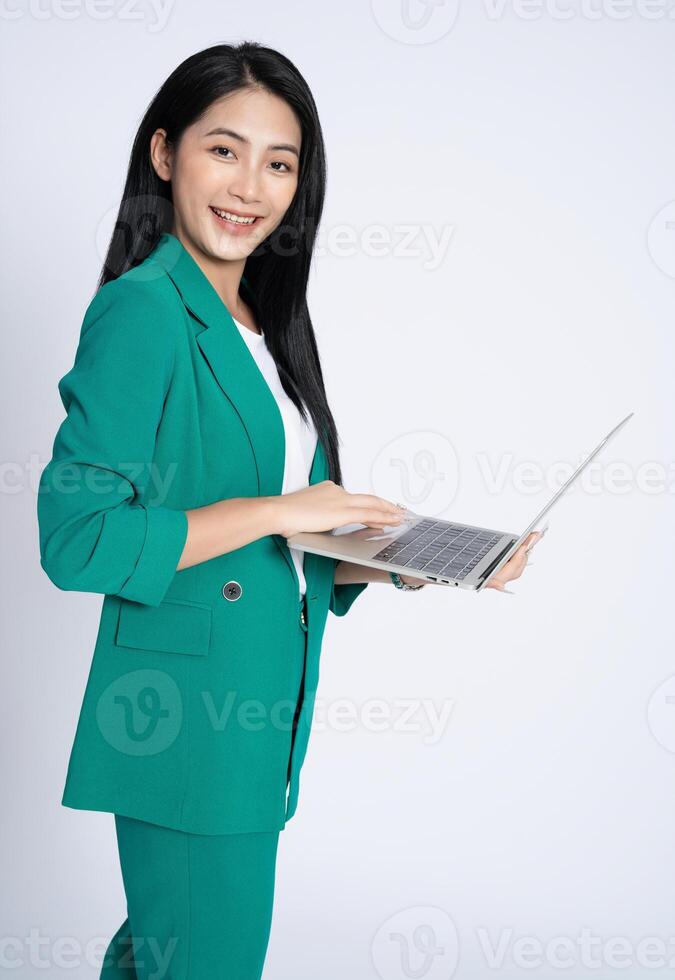 ritratto di giovane asiatico attività commerciale donna su bianca sfondo foto