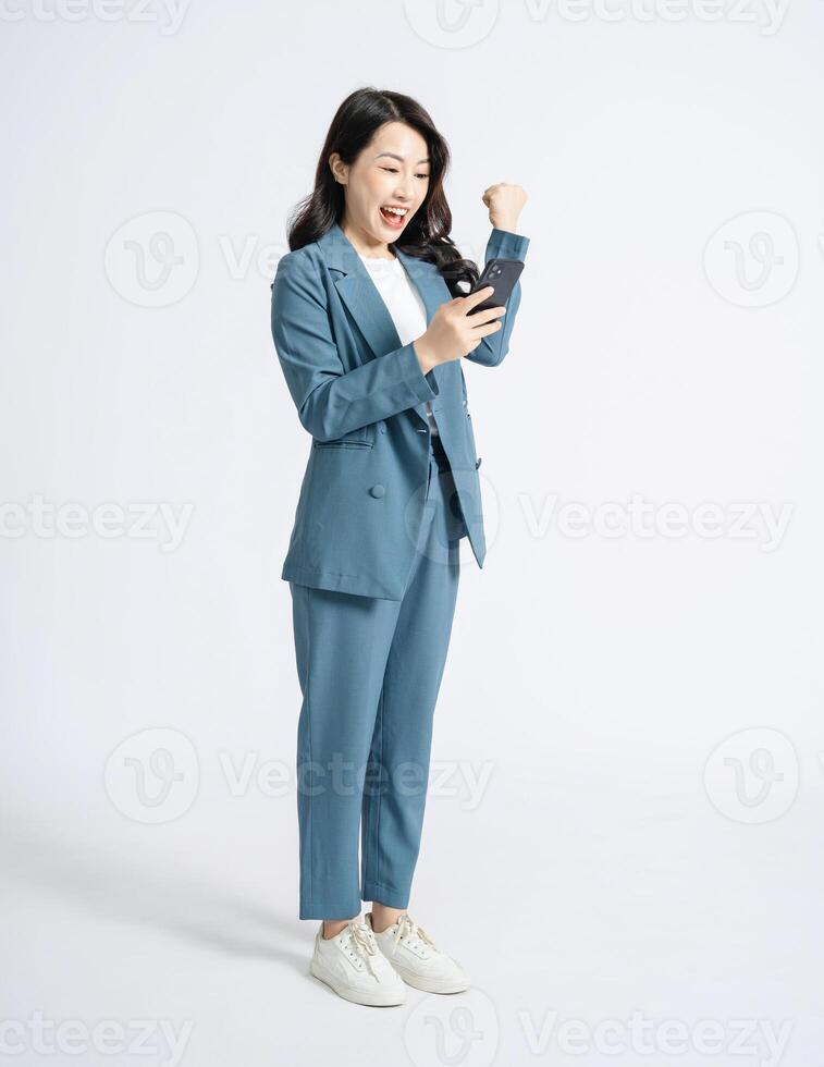 Immagine di giovane asiatico attività commerciale donna su sfondo foto