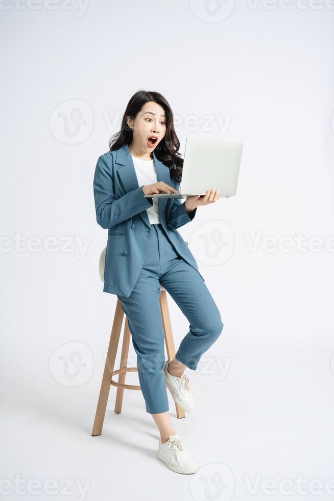 Immagine di giovane asiatico attività commerciale donna su sfondo foto